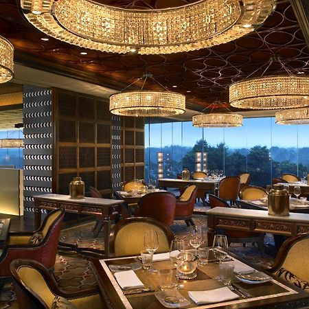 The Leela Ambience Gurugram Hotel & Residences - The Luxury Urban Sanctuary Gurgaon Restoran foto The interior of the restaurant