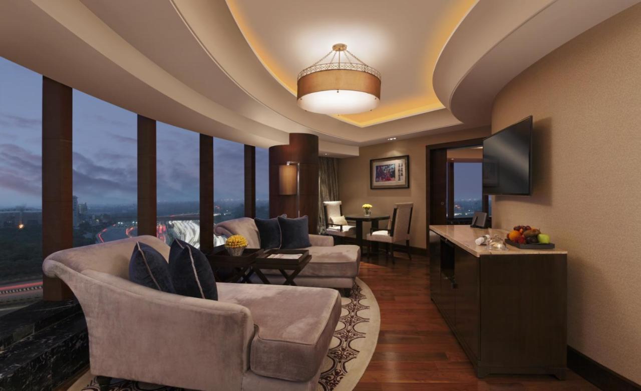 The Leela Ambience Gurugram Hotel & Residences - The Luxury Urban Sanctuary Gurgaon Bagian luar foto A suite at the hotel