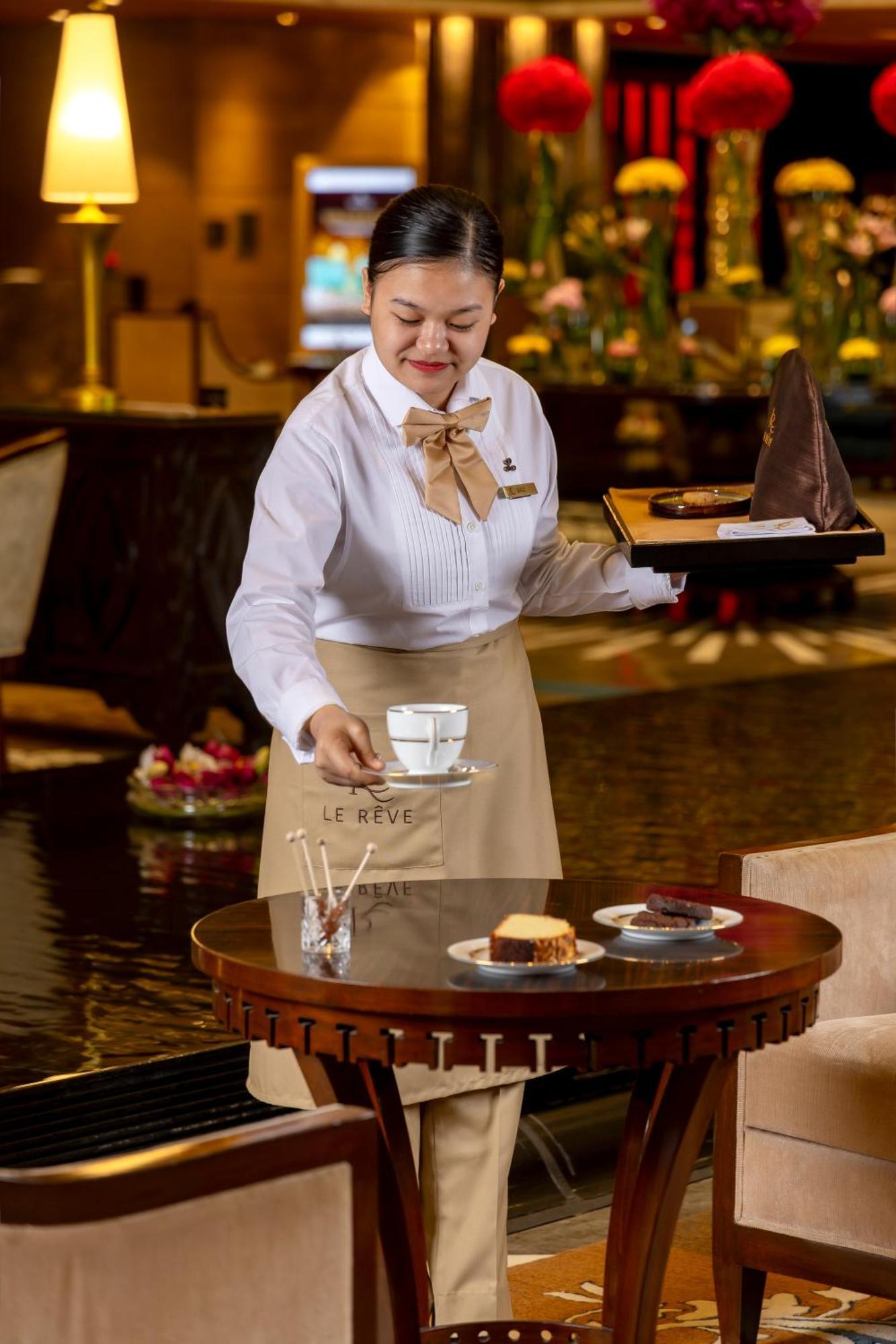 The Leela Ambience Gurugram Hotel & Residences - The Luxury Urban Sanctuary Gurgaon Bagian luar foto A server at work