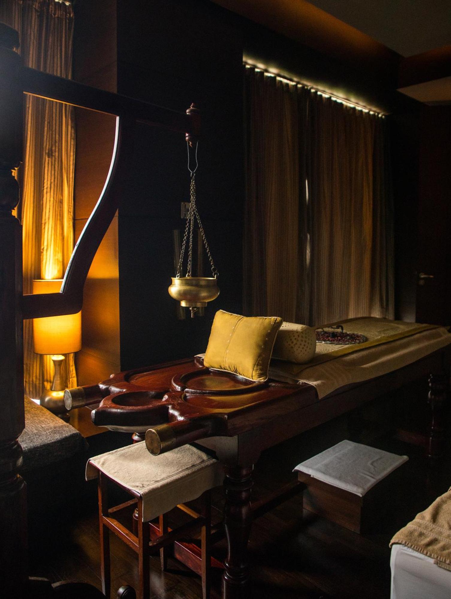 The Leela Ambience Gurugram Hotel & Residences - The Luxury Urban Sanctuary Gurgaon Bagian luar foto Ayurvedic massage table