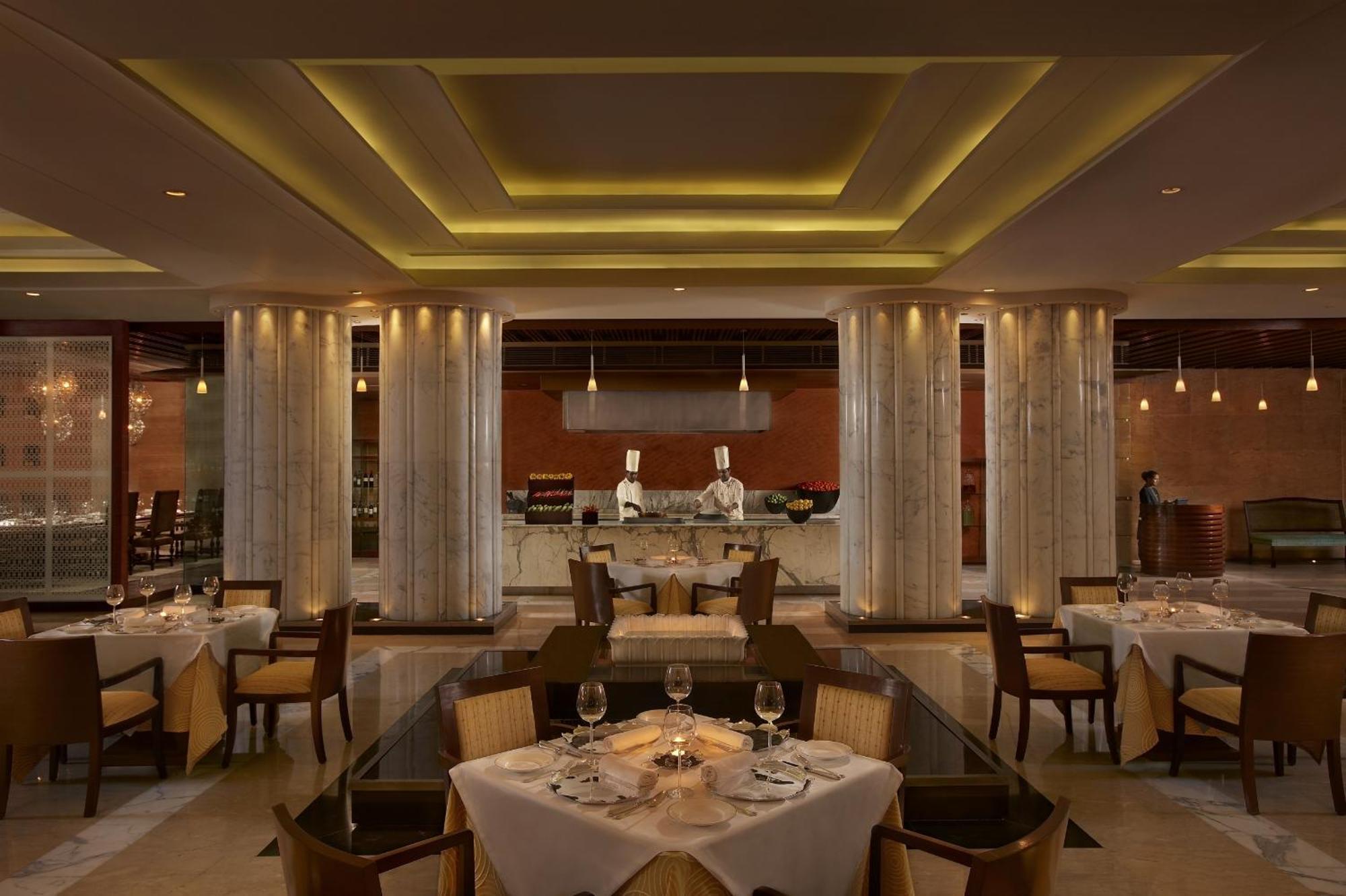 The Leela Ambience Gurugram Hotel & Residences - The Luxury Urban Sanctuary Gurgaon Restoran foto The restaurant