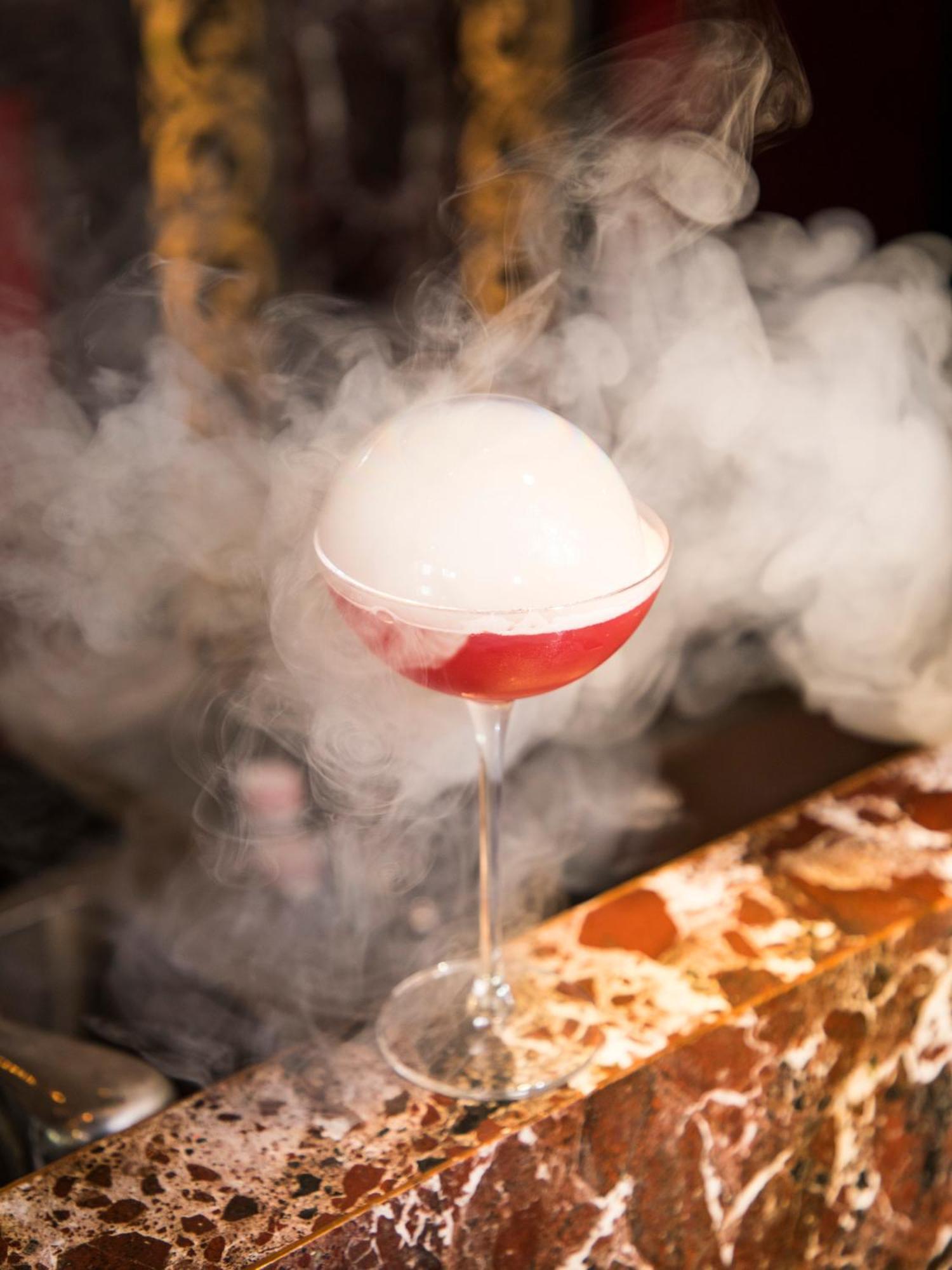 The Leela Ambience Gurugram Hotel & Residences - The Luxury Urban Sanctuary Gurgaon Bagian luar foto A dry ice cocktail