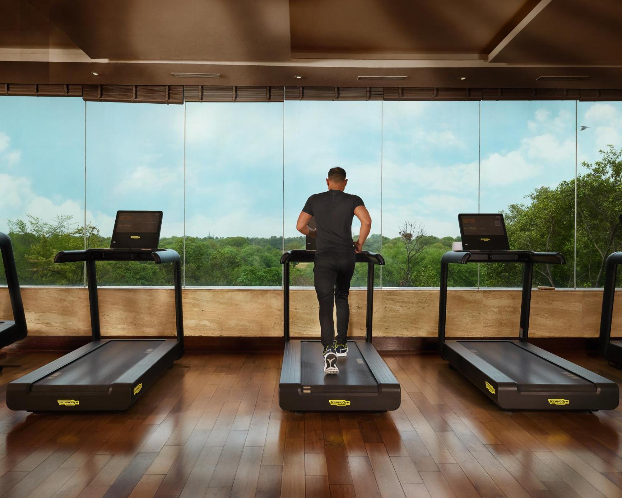 The Leela Ambience Gurugram Hotel & Residences - The Luxury Urban Sanctuary Gurgaon Bagian luar foto A man on a treadmill