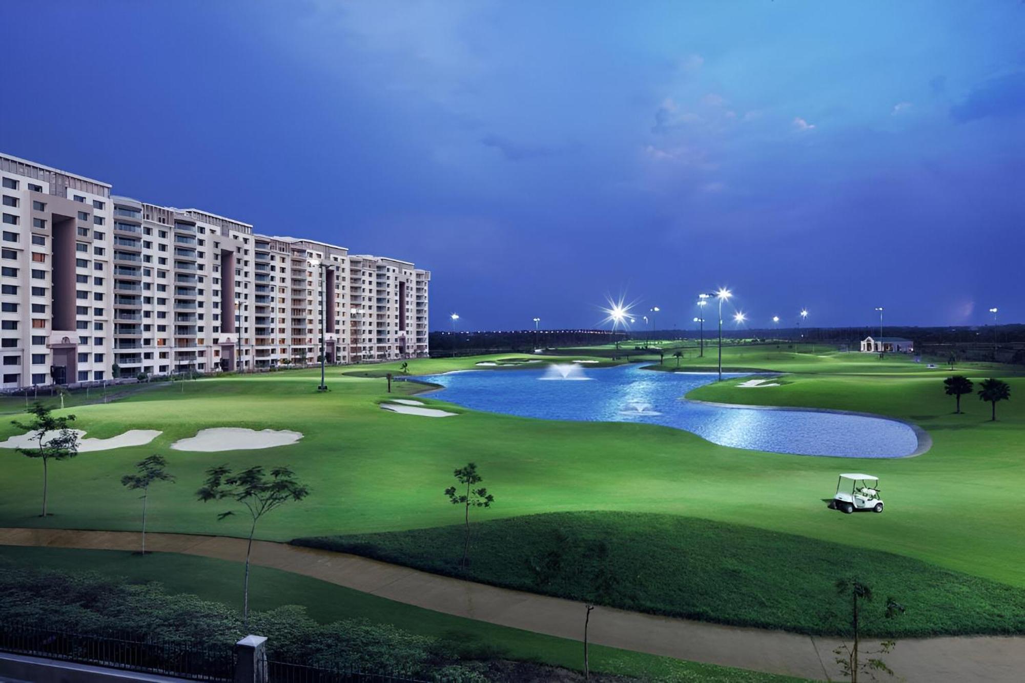 The Leela Ambience Gurugram Hotel & Residences - The Luxury Urban Sanctuary Gurgaon Bagian luar foto Golf Course at the City of Dreams Manila