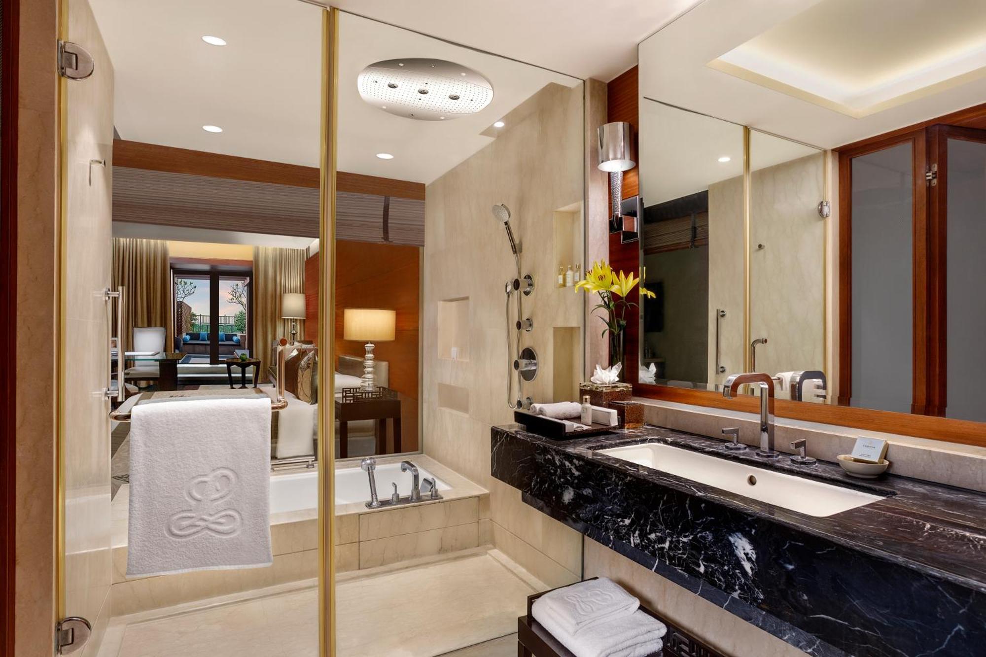 The Leela Ambience Gurugram Hotel & Residences - The Luxury Urban Sanctuary Gurgaon Bagian luar foto Bathroom
