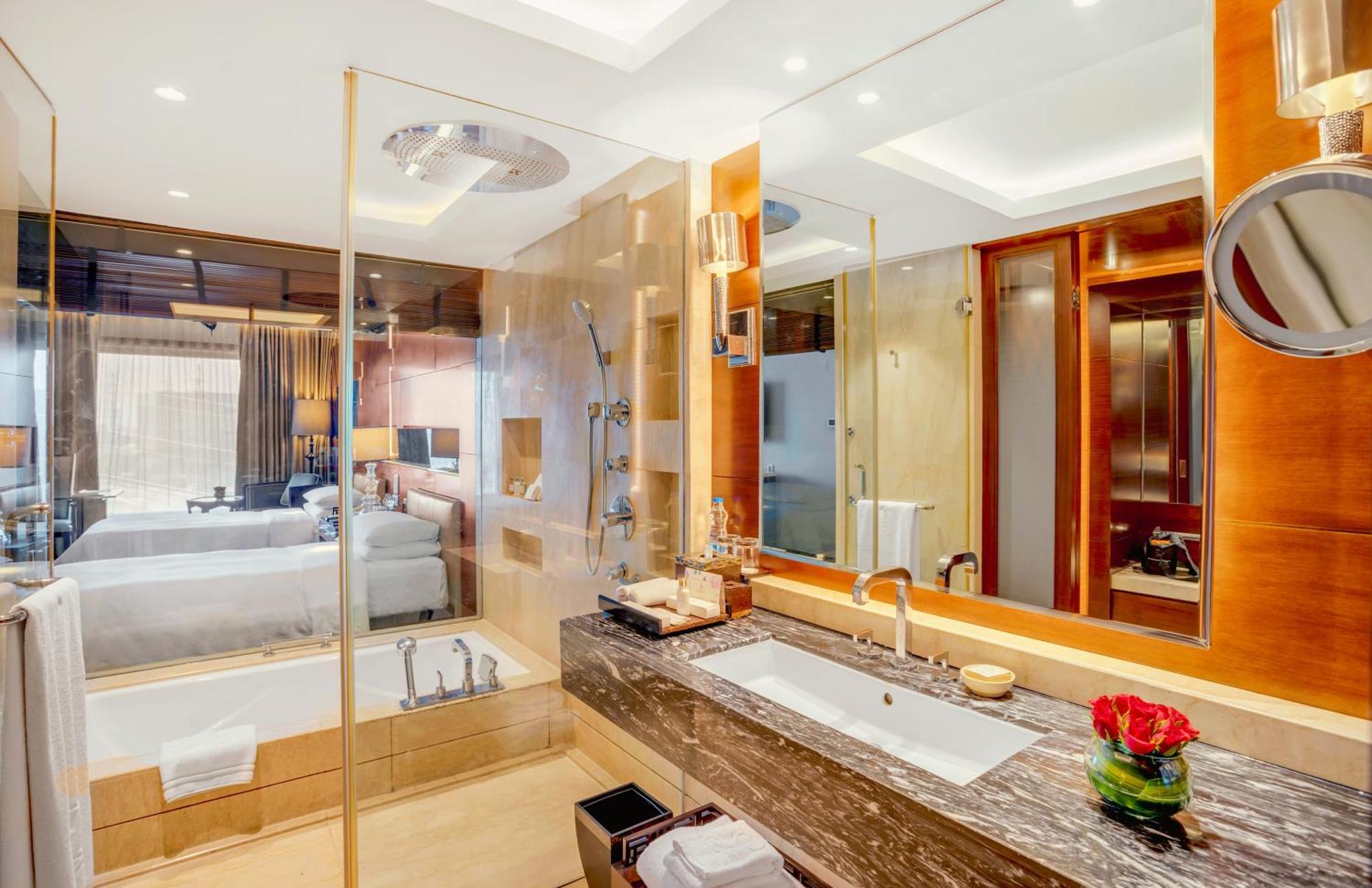 The Leela Ambience Gurugram Hotel & Residences - The Luxury Urban Sanctuary Gurgaon Bagian luar foto Bathroom