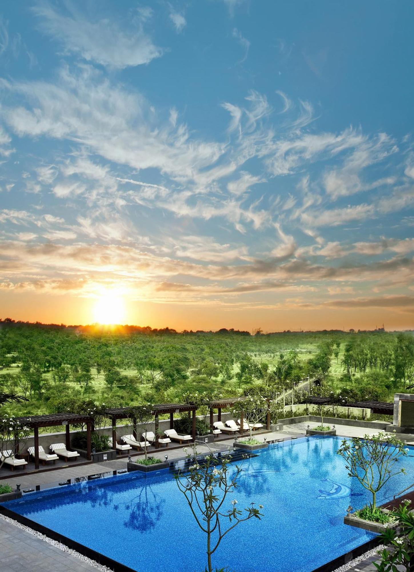 The Leela Ambience Gurugram Hotel & Residences - The Luxury Urban Sanctuary Gurgaon Bagian luar foto Sunset at the vineyard