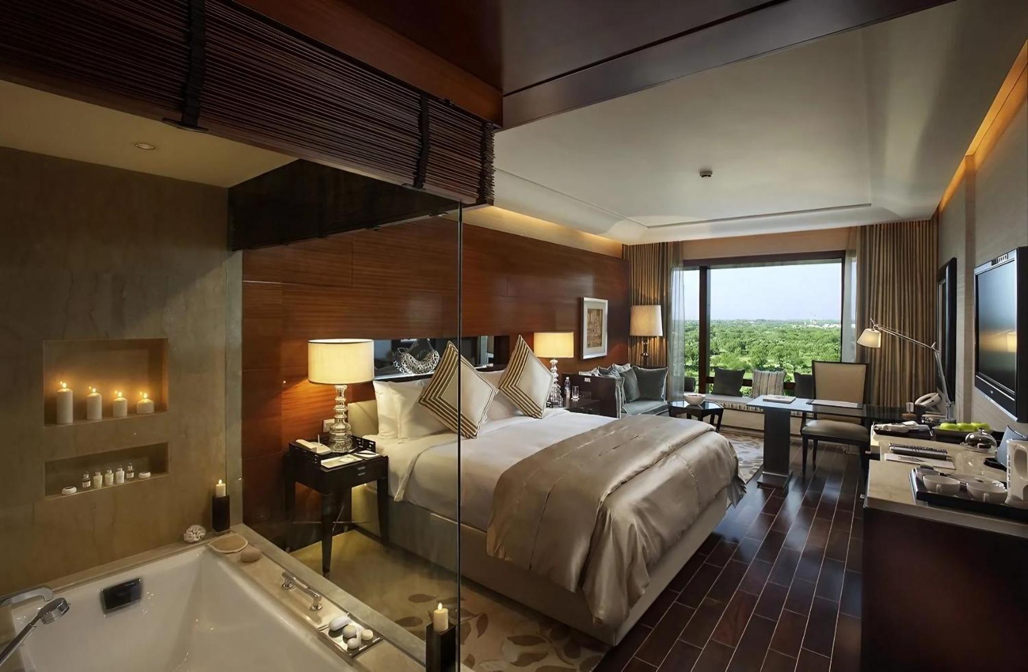 The Leela Ambience Gurugram Hotel & Residences - The Luxury Urban Sanctuary Gurgaon Bagian luar foto A suite at the Taj Bengal