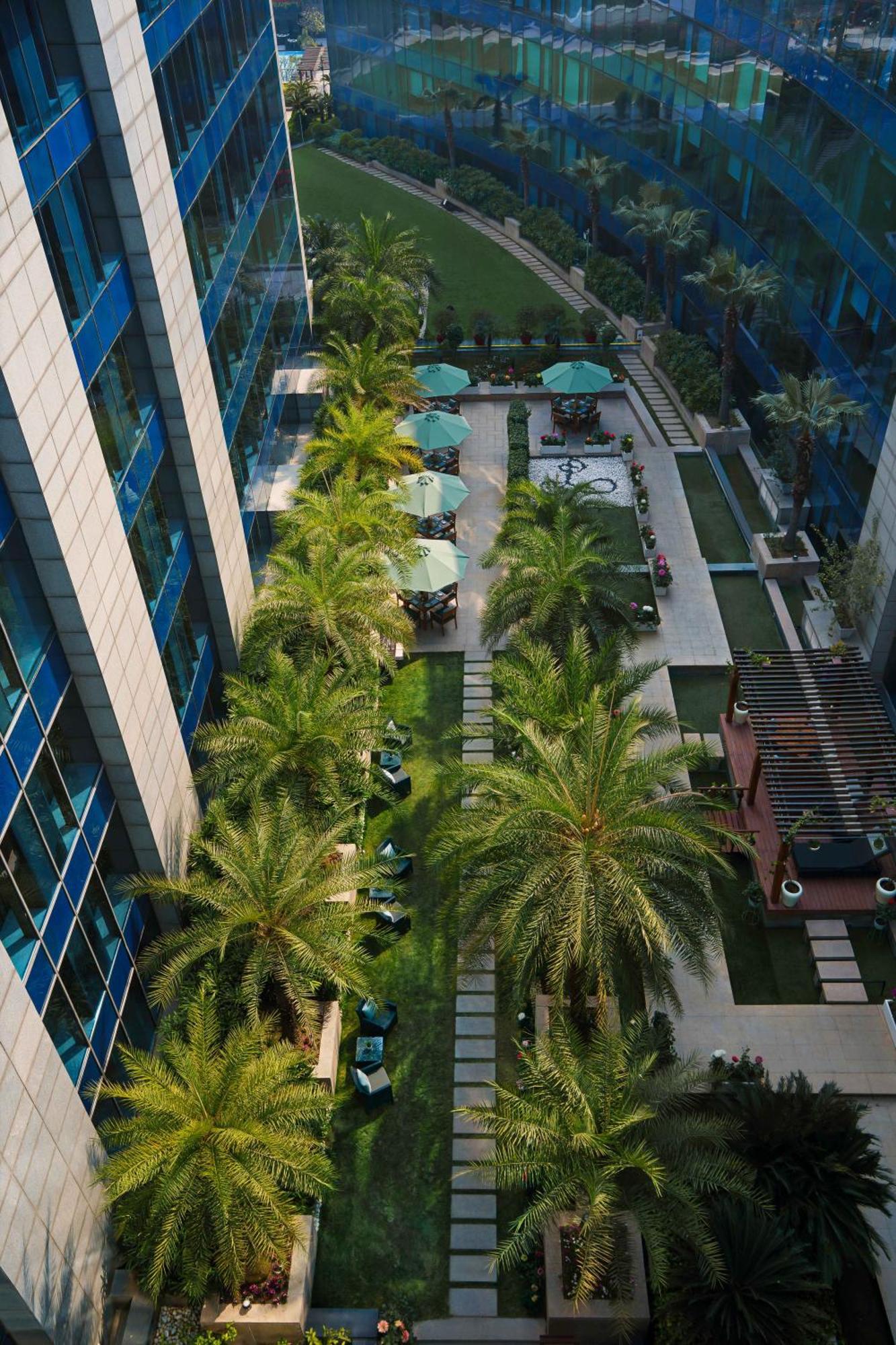 The Leela Ambience Gurugram Hotel & Residences - The Luxury Urban Sanctuary Gurgaon Bagian luar foto The courtyard of the hotel