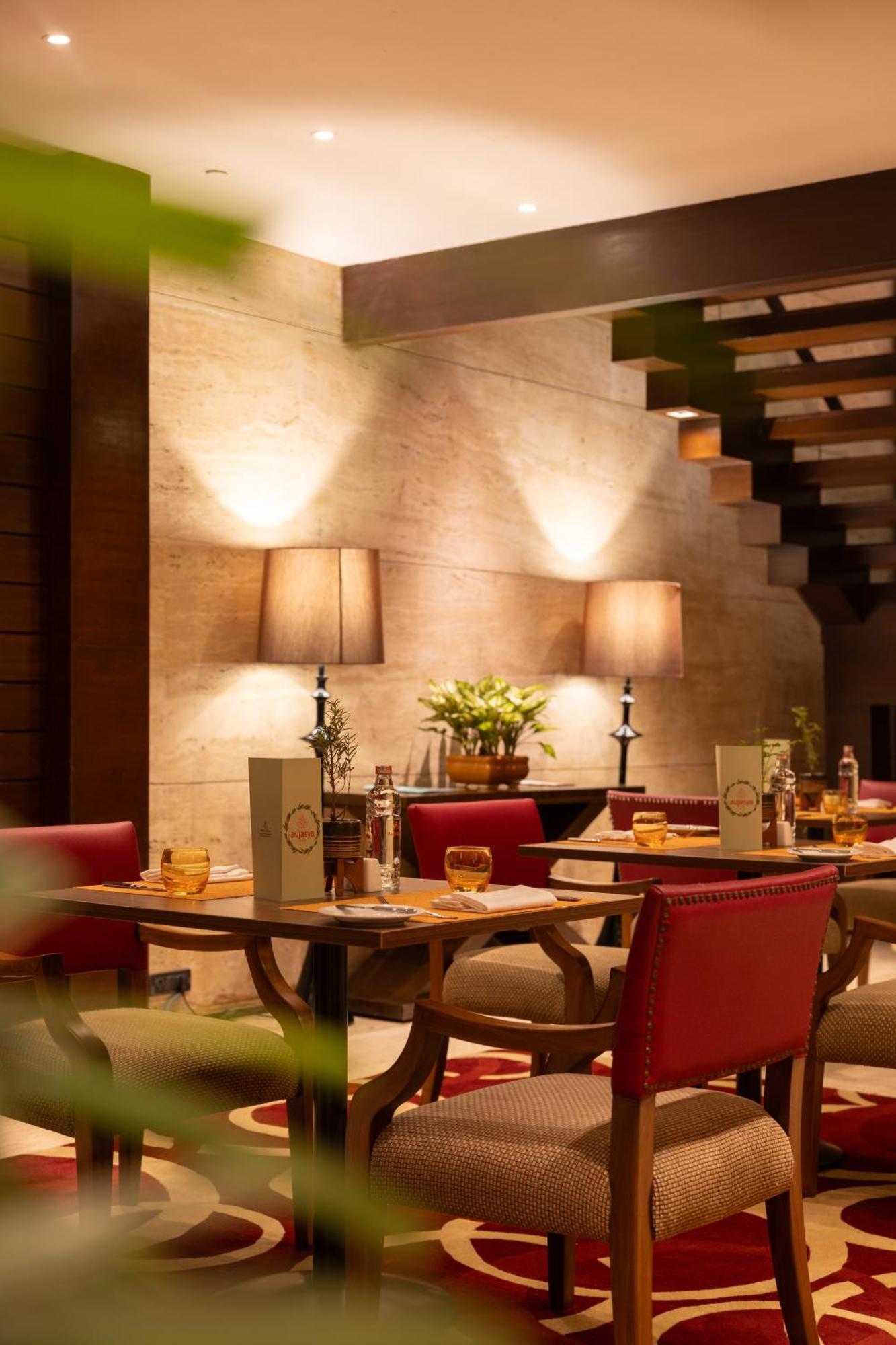 The Leela Ambience Gurugram Hotel & Residences - The Luxury Urban Sanctuary Gurgaon Bagian luar foto The interior of the restaurant