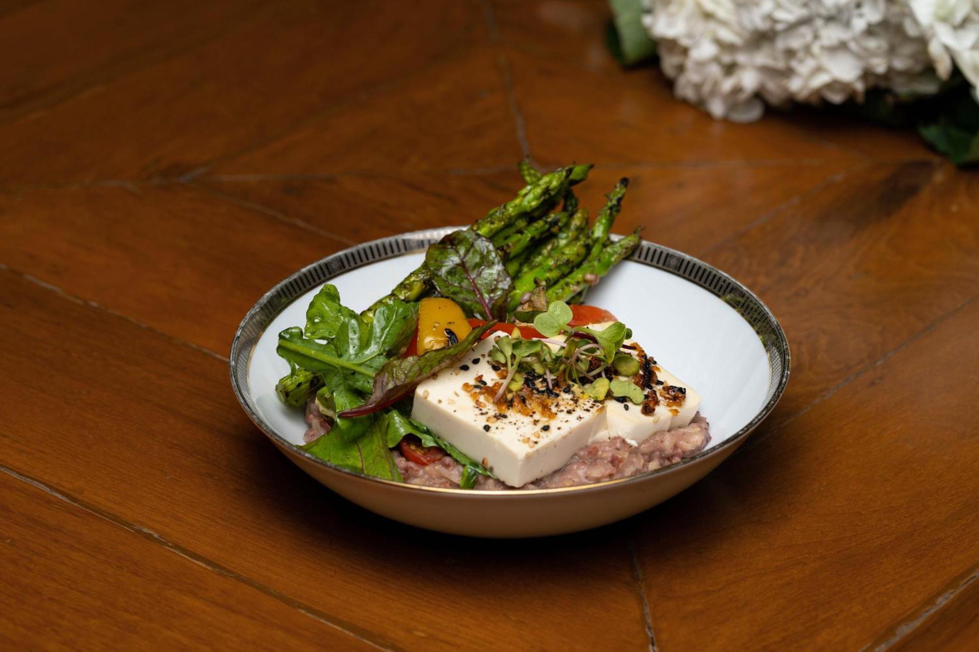 The Leela Ambience Gurugram Hotel & Residences - The Luxury Urban Sanctuary Gurgaon Bagian luar foto A salad with tofu