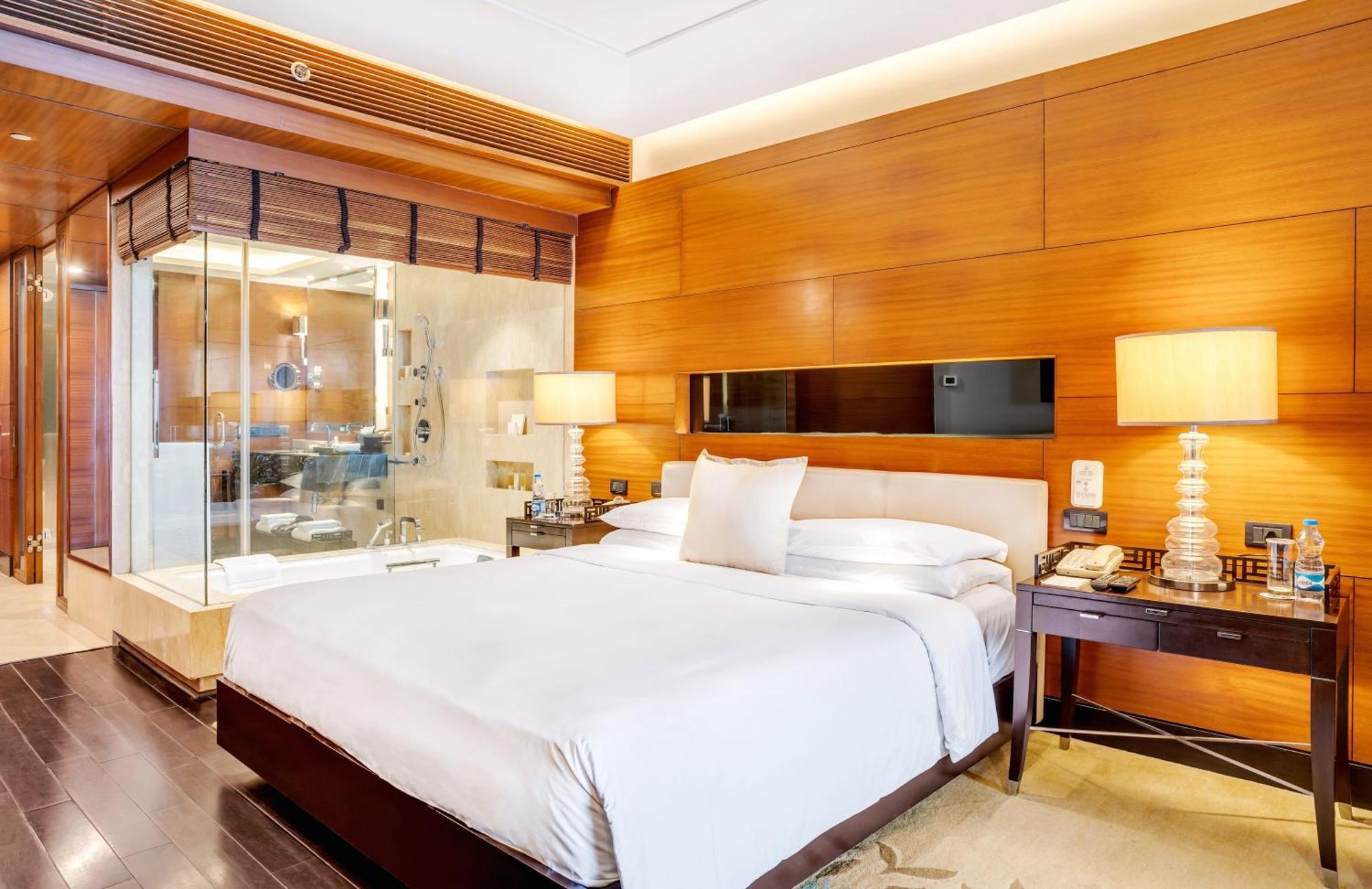 The Leela Ambience Gurugram Hotel & Residences - The Luxury Urban Sanctuary Gurgaon Bagian luar foto